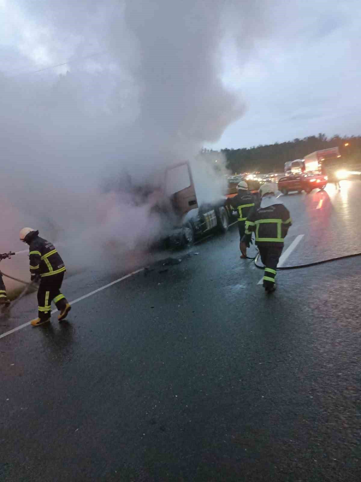 Seyir halindeki tırda korkutan yangın