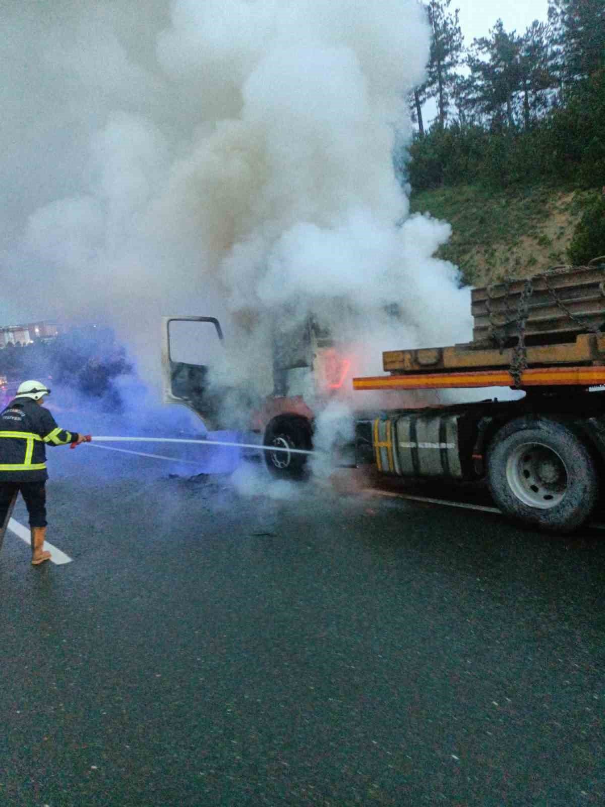 Seyir halindeki tırda korkutan yangın