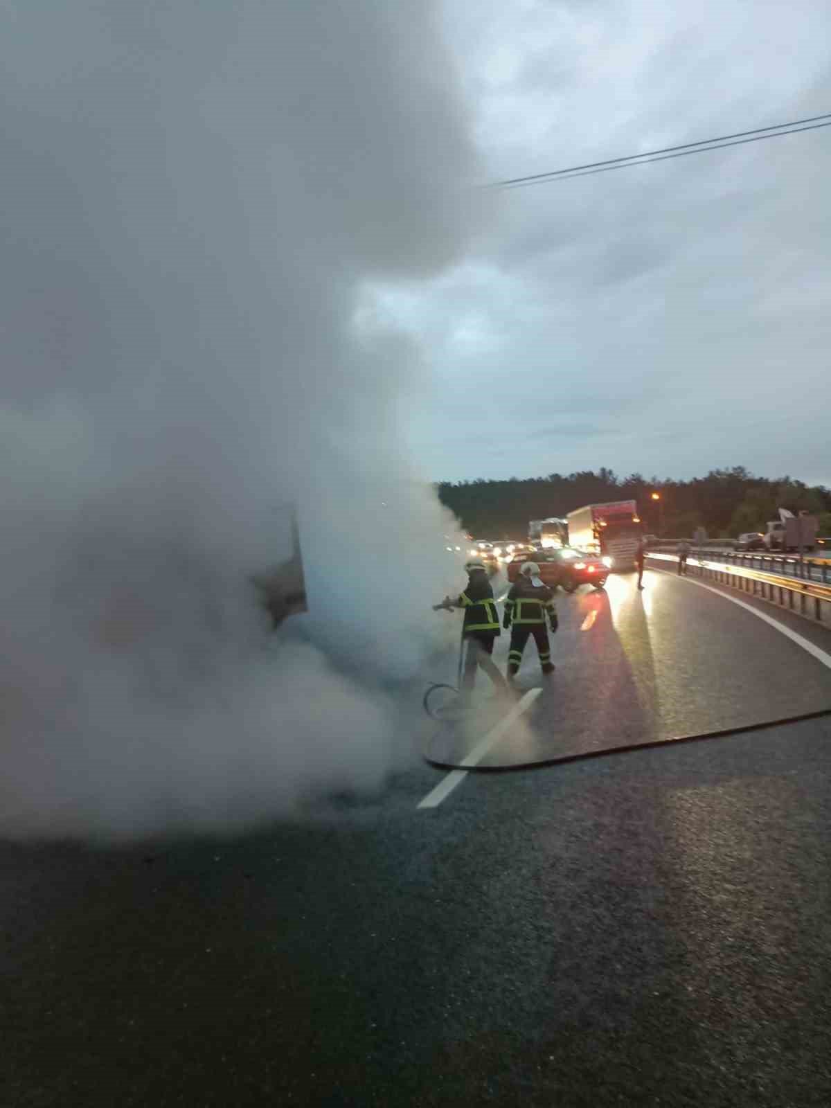 Seyir halindeki tırda korkutan yangın