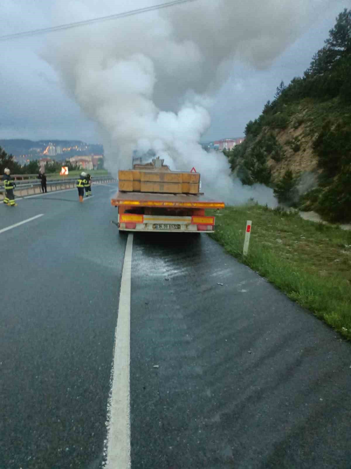 Seyir halindeki tırda korkutan yangın