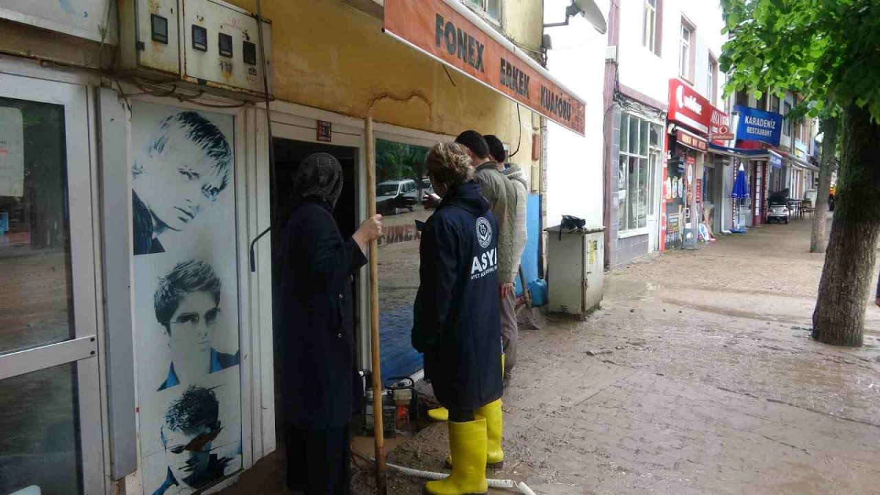 Selden korunmak için masaların üzerine çıkan vatandaşlar kameraya yansıdı