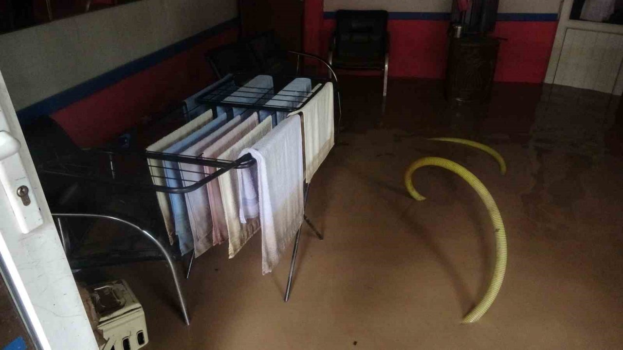 Selden korunmak için masaların üzerine çıkan vatandaşlar kameraya yansıdı