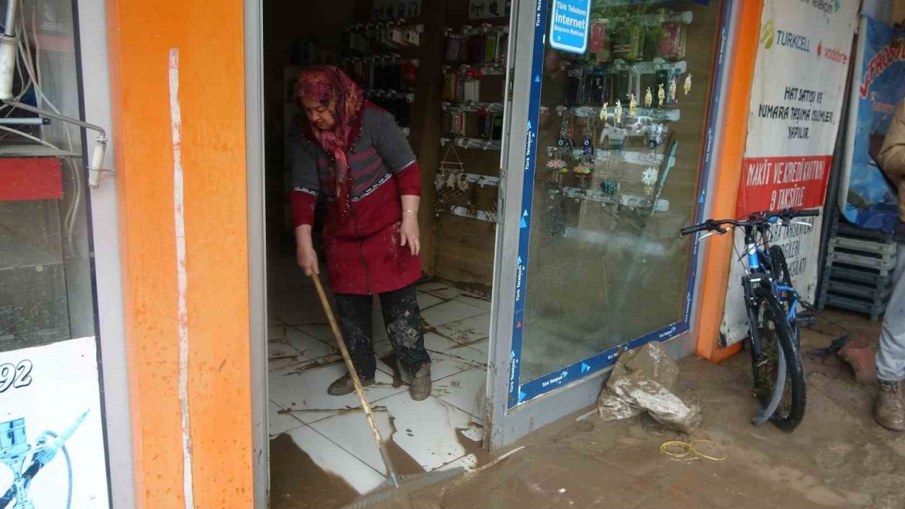 Selden korunmak için masaların üzerine çıkan vatandaşlar kameraya yansıdı