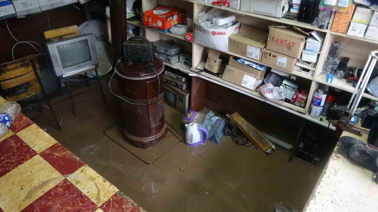 Selden korunmak için masaların üzerine çıkan vatandaşlar kameraya yansıdı