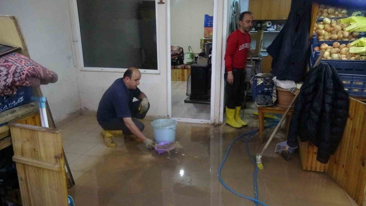 Selden korunmak için masaların üzerine çıkan vatandaşlar kameraya yansıdı
