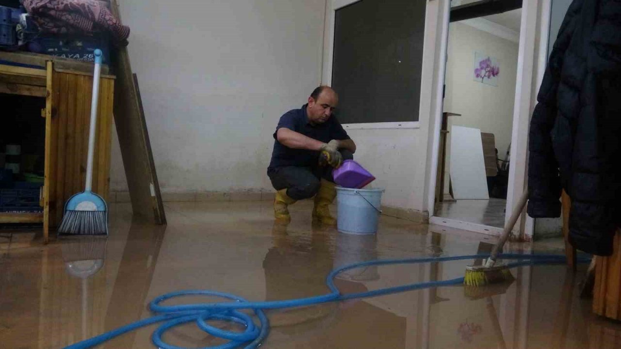 Selden korunmak için masaların üzerine çıkan vatandaşlar kameraya yansıdı