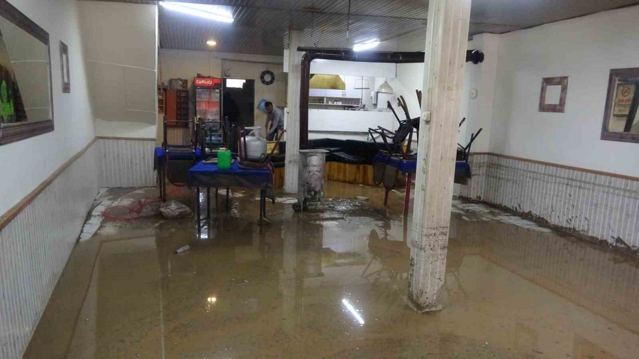 Selden korunmak için masaların üzerine çıkan vatandaşlar kameraya yansıdı