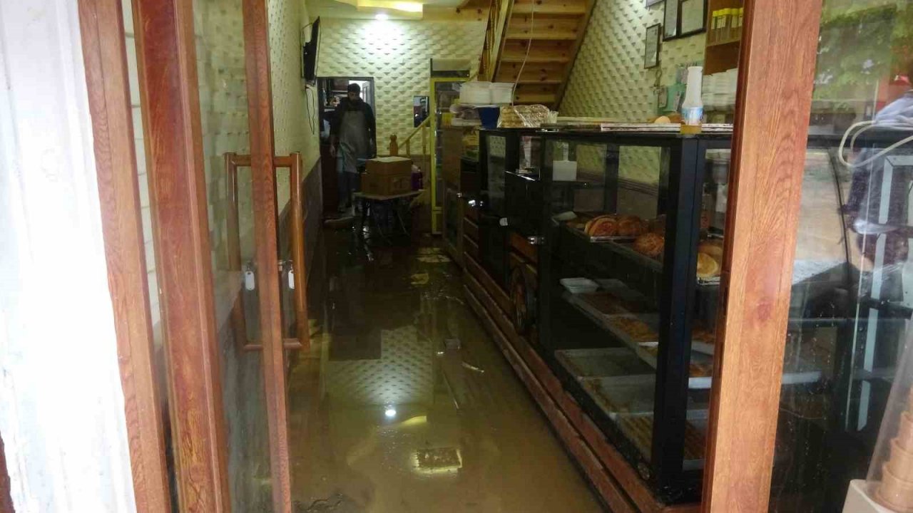 Selden korunmak için masaların üzerine çıkan vatandaşlar kameraya yansıdı