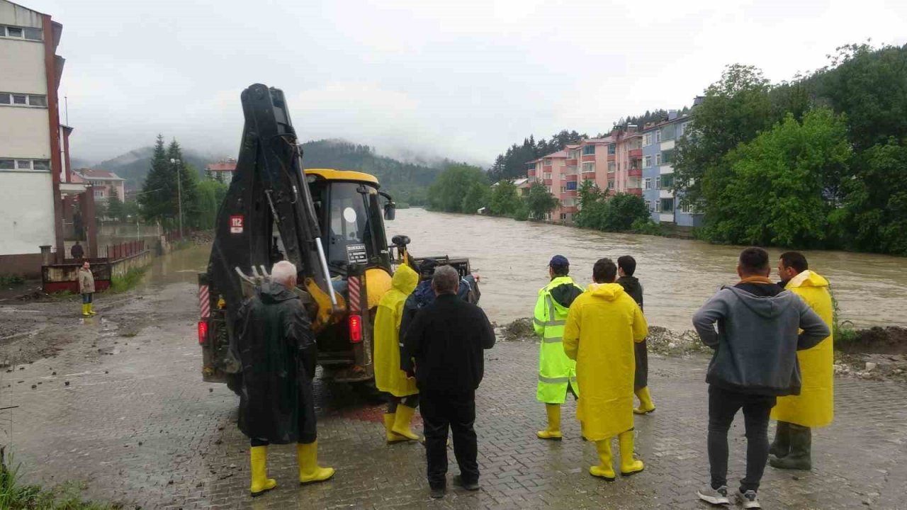 Selden korunmak için masaların üzerine çıkan vatandaşlar kameraya yansıdı
