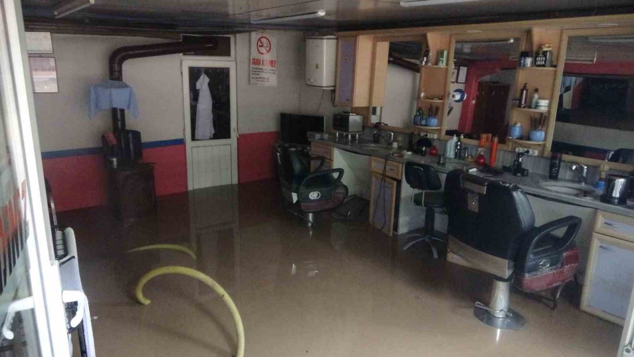 Selden korunmak için masaların üzerine çıkan vatandaşlar kameraya yansıdı