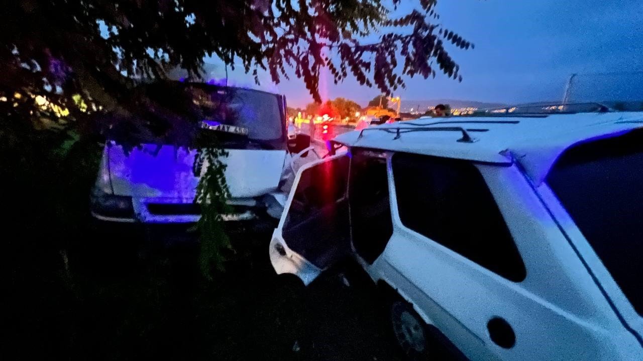 Köpeğe çarpmamak için direksiyonu kırdı, karşı şeride geçerek minibüse çarptı: 1 yaralı