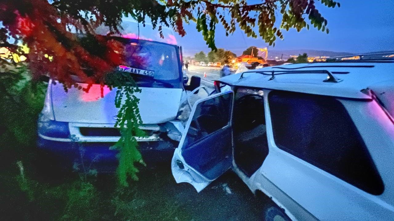 Köpeğe çarpmamak için direksiyonu kırdı, karşı şeride geçerek minibüse çarptı: 1 yaralı