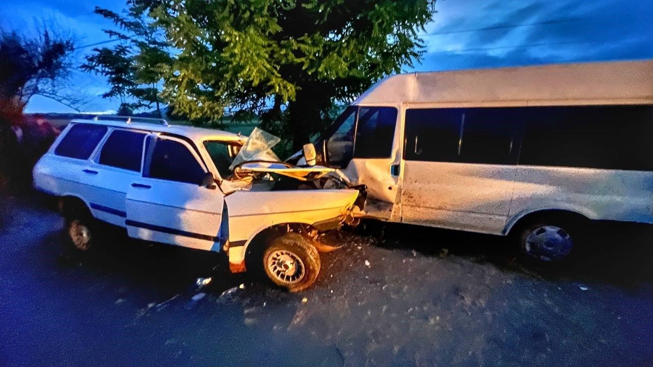 Köpeğe çarpmamak için direksiyonu kırdı, karşı şeride geçerek minibüse çarptı: 1 yaralı