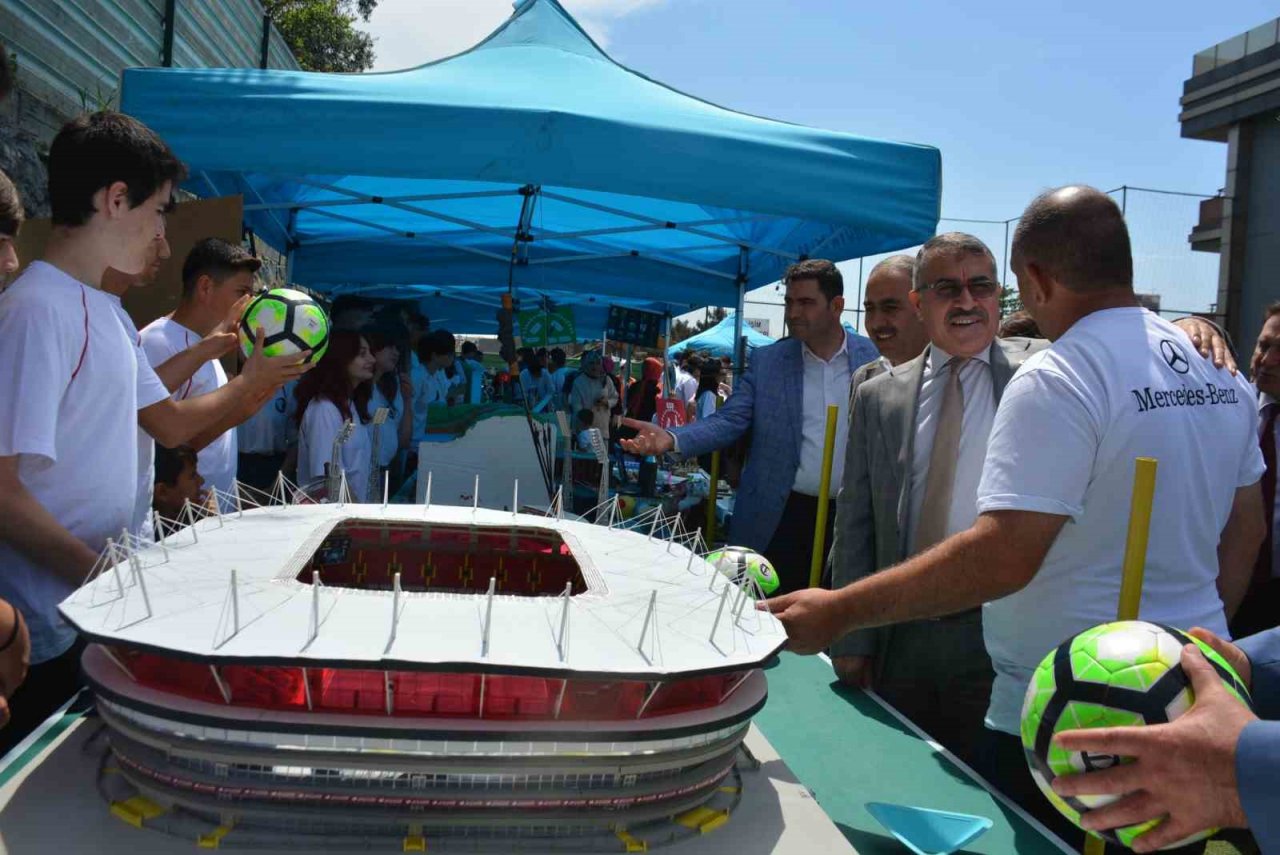 Lise öğrencileri bir yıl boyunca emek verdi: Bu maket statta yok yok