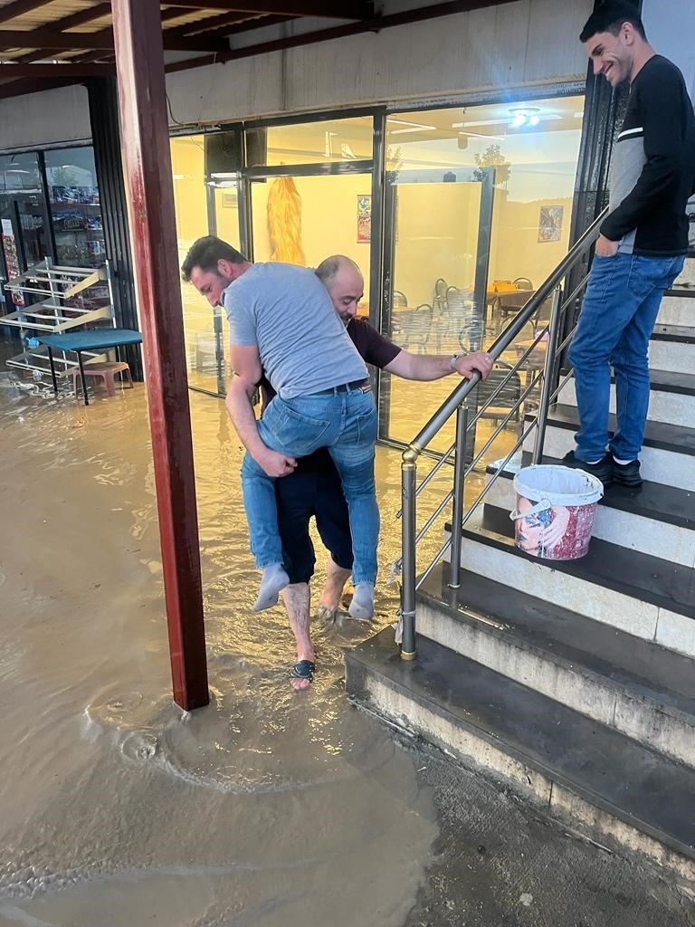 Kulp’u fırtına ve sağanak vurdu