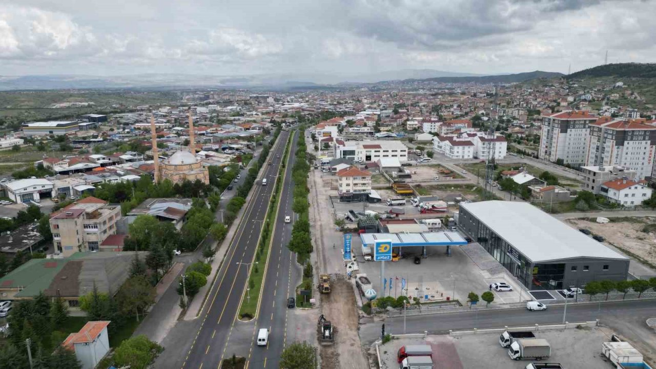 Mehmet Akif Ersoy Mahallesinde sıcak asfalt çalışması yapılıyor