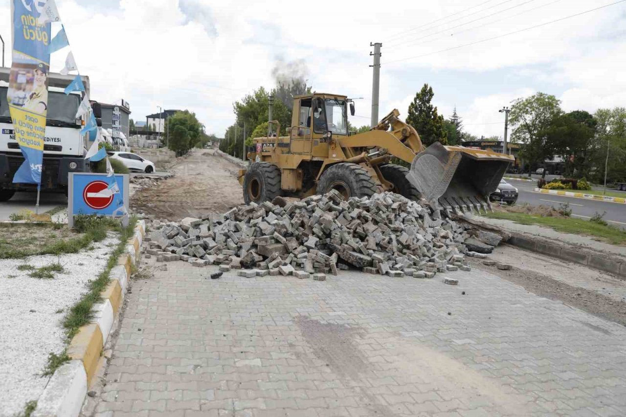 Mehmet Akif Ersoy Mahallesinde sıcak asfalt çalışması yapılıyor