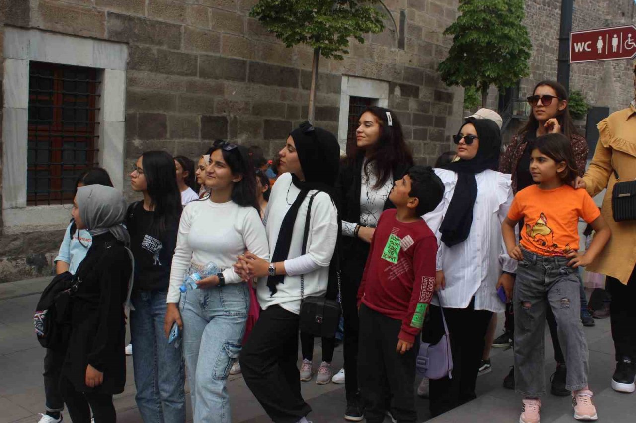 Depremzede öğrenciler Kayseri’yi gezdi