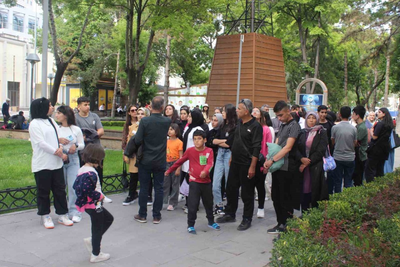 Depremzede öğrenciler Kayseri’yi gezdi