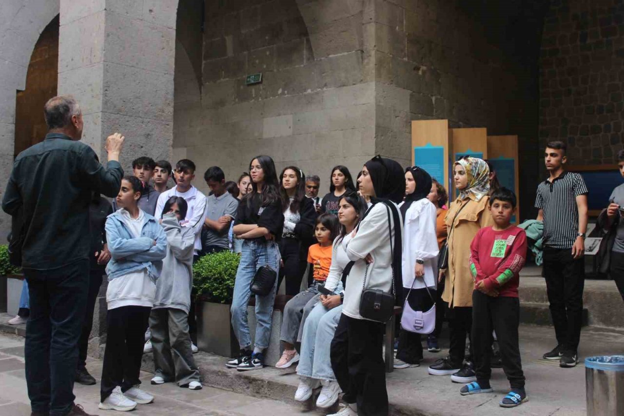 Depremzede öğrenciler Kayseri’yi gezdi