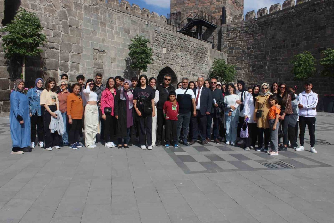 Depremzede öğrenciler Kayseri’yi gezdi