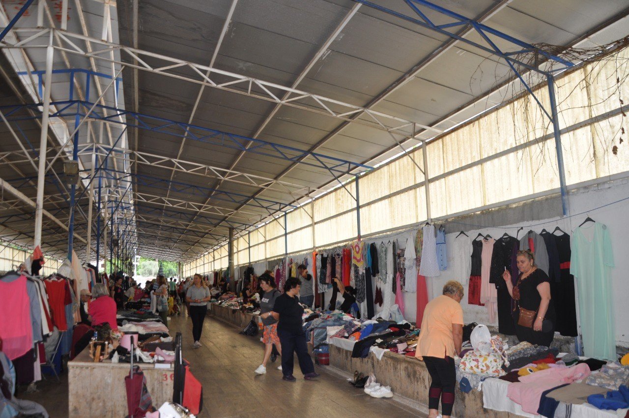 İkinci el pazarında satış yaparak sokak hayvanlarına yardım eli uzatıyor