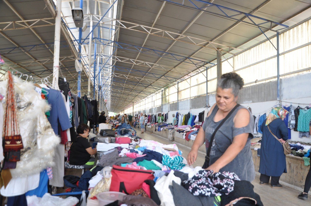 İkinci el pazarında satış yaparak sokak hayvanlarına yardım eli uzatıyor