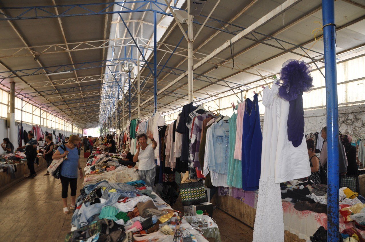 İkinci el pazarında satış yaparak sokak hayvanlarına yardım eli uzatıyor