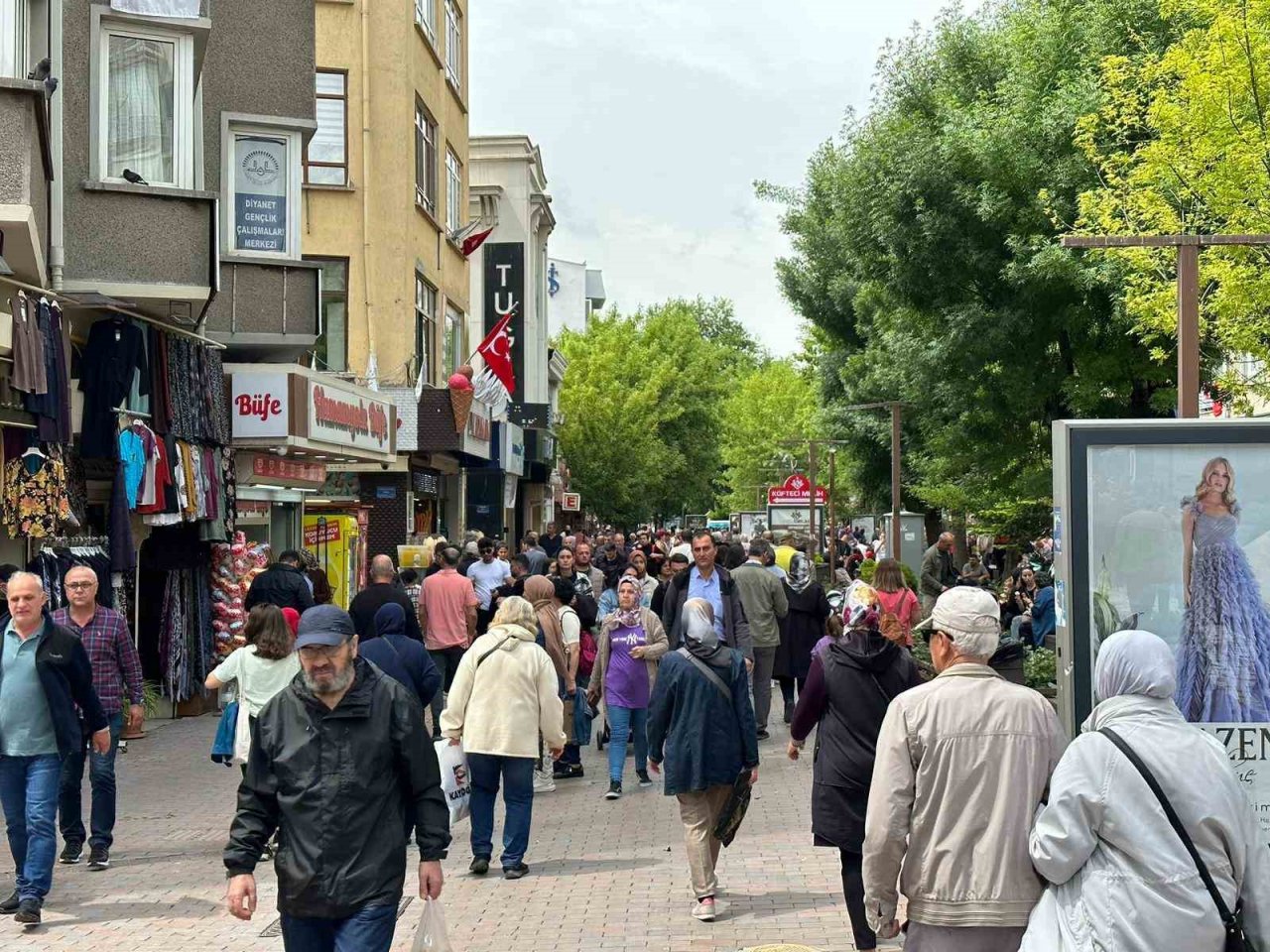 Sağanak yağış sonrası güneş açınca kent merkezi doldu taştı