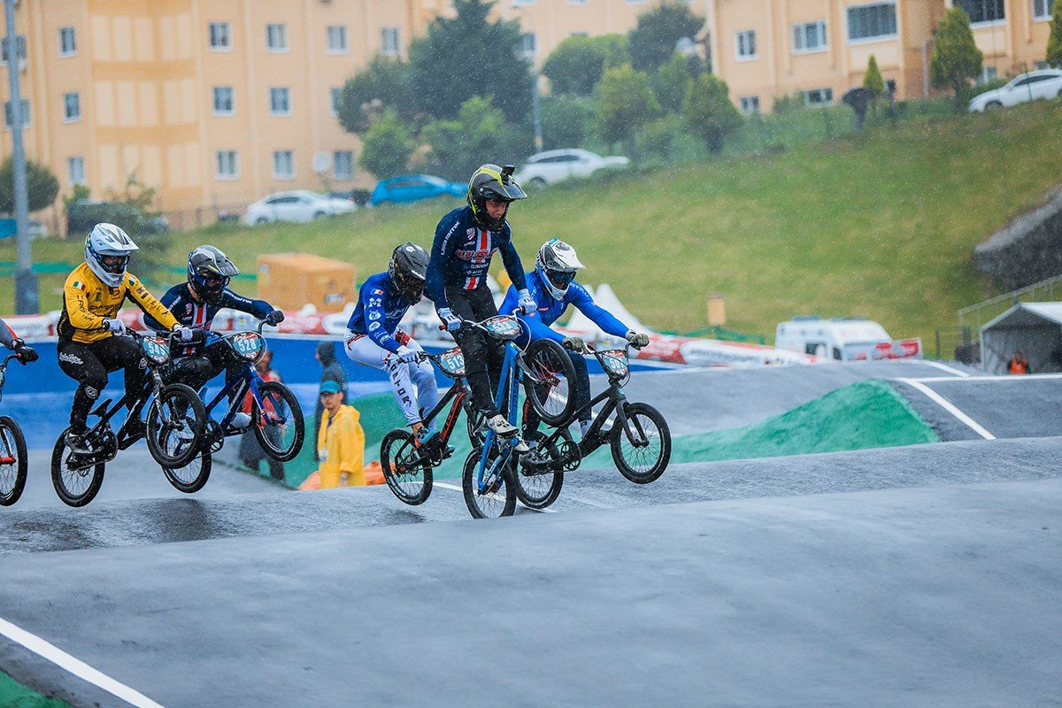 Ayçiçeği Bisiklet Vadisi’nde heyecan zirve yaptı: Dünya Kupası yarışlarının ilk günü tamamlandı
