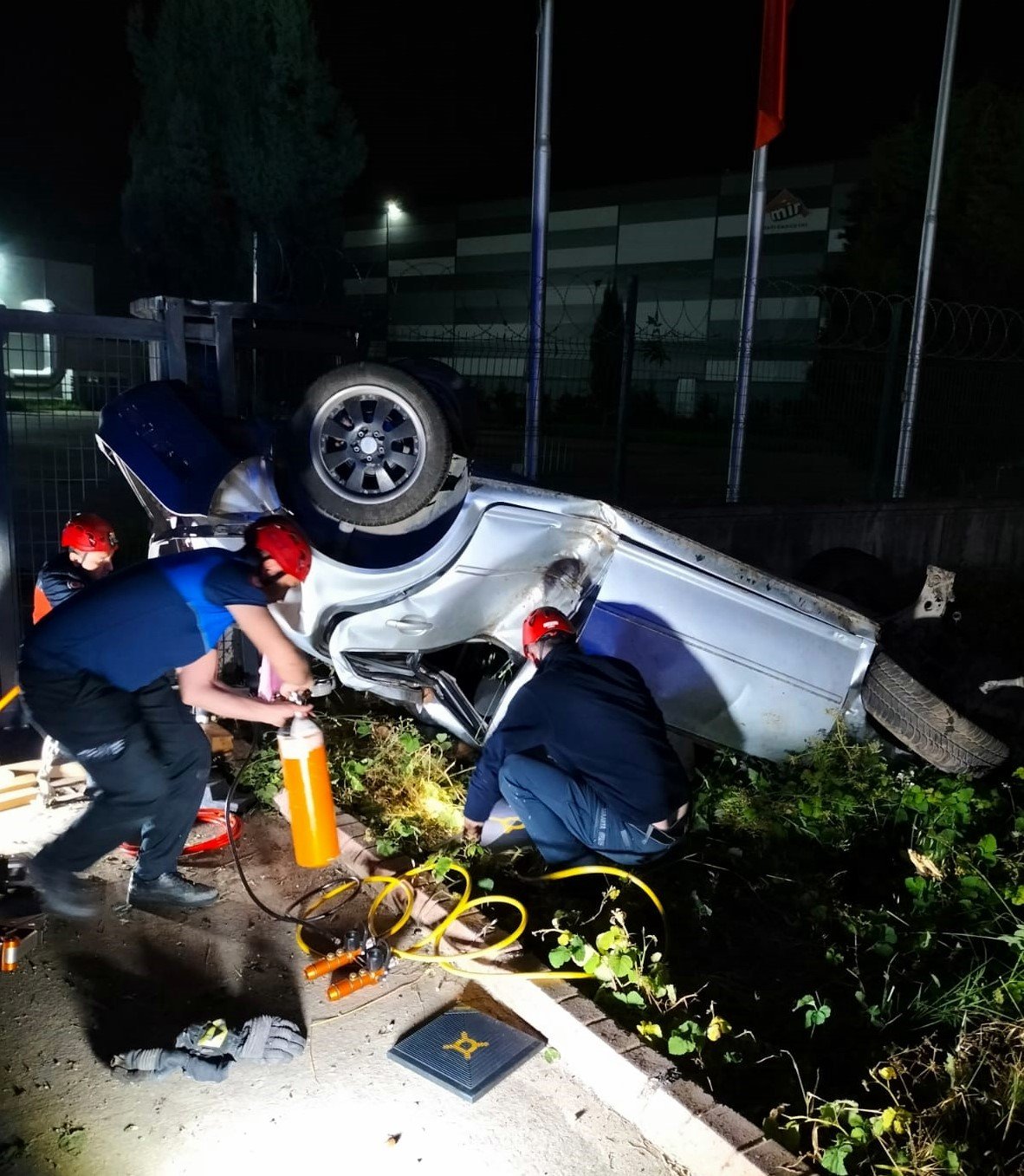 D-100’de feci kaza: Hurdaya dönen otomobilin altında kalarak hayatını kaybetti