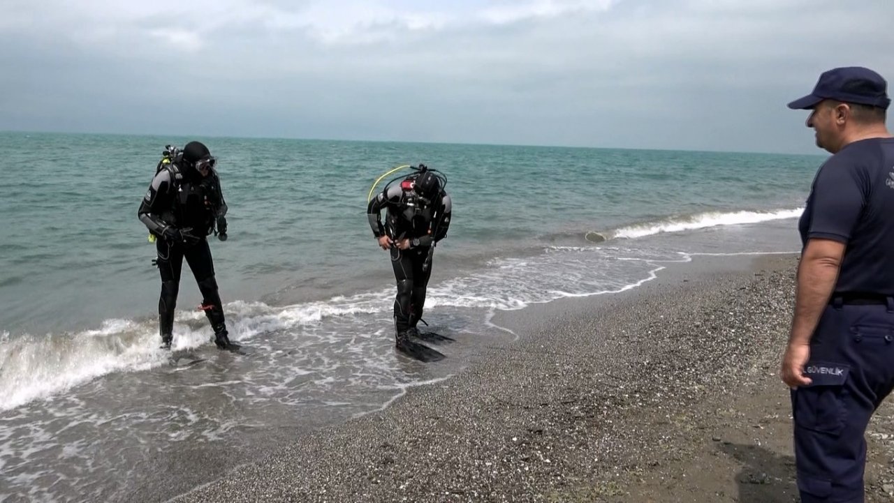 Deniz kenarında elbiseleri bulunan yabancı uyruklu şahsı arama çalışmaları sürüyor