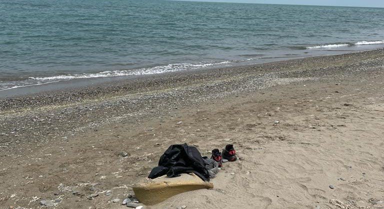 Deniz kenarında elbiseleri bulunan yabancı uyruklu şahsı arama çalışmaları sürüyor