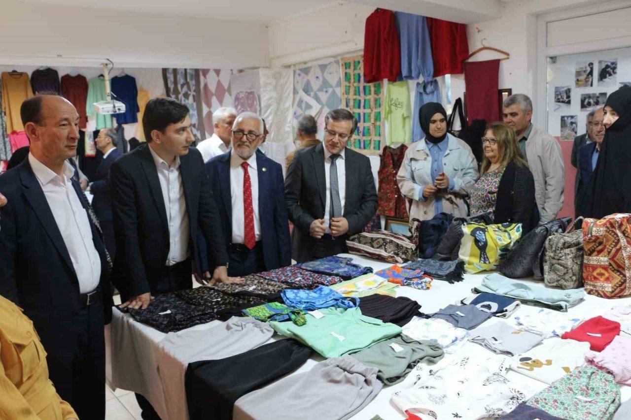 Şaphane’de açılan sergide kursiyerlerin hazırladığı ürünler sergilendi