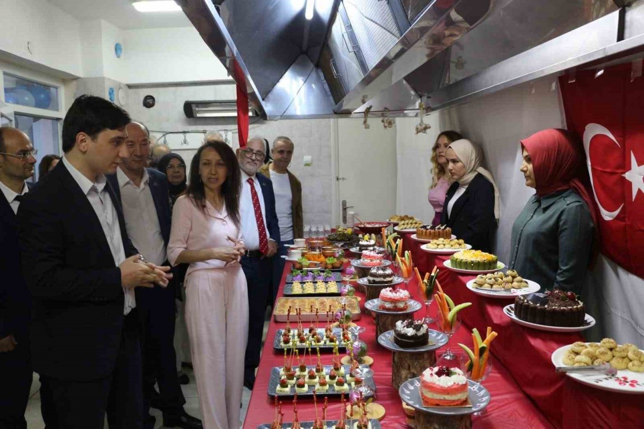 Şaphane’de açılan sergide kursiyerlerin hazırladığı ürünler sergilendi