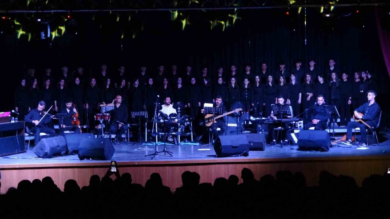 Lise öğrencilerinden depremzedeler yararına konser etkinliği
