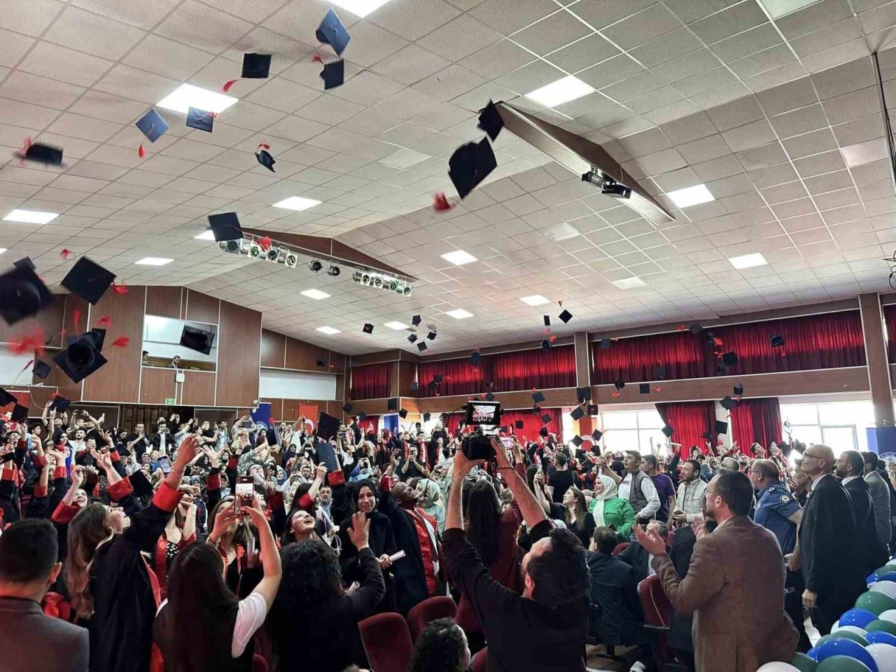 Simav Sağlık Hizmetleri Meslek Yüksekokulunda mezuniyet coşkusu