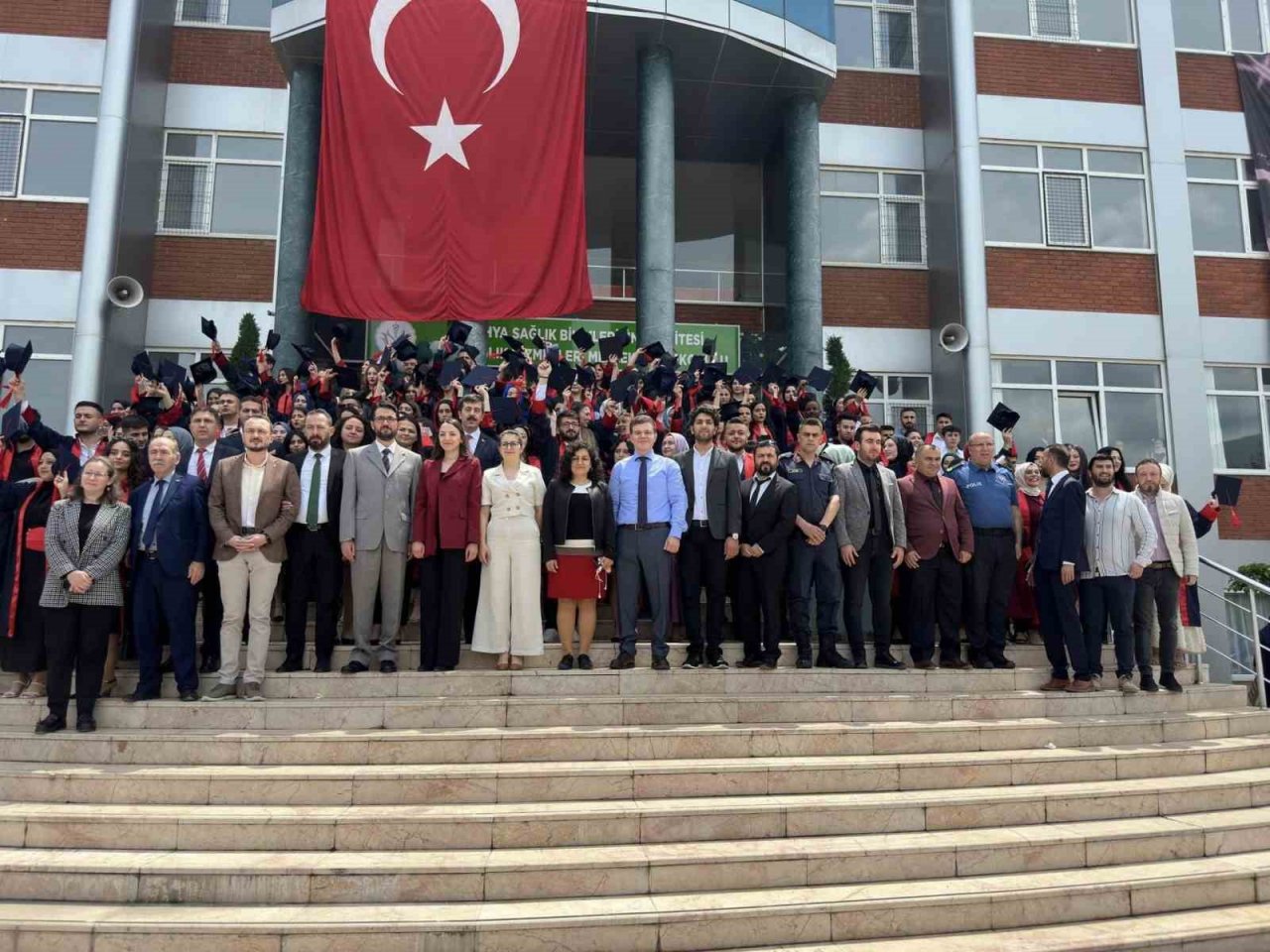 Simav Sağlık Hizmetleri Meslek Yüksekokulunda mezuniyet coşkusu