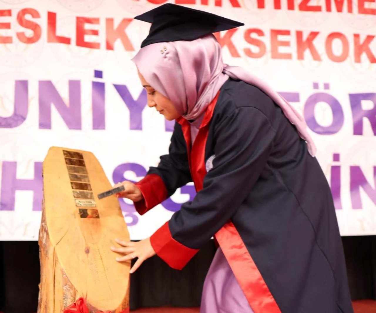 Simav Sağlık Hizmetleri Meslek Yüksekokulunda mezuniyet coşkusu