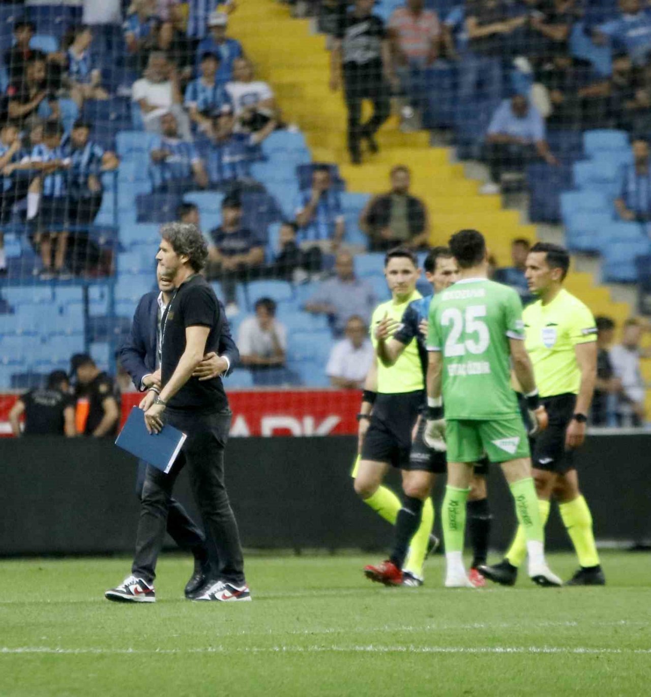 Belhanda ile hakem Erkan Özdamar arasında gerginlik yaşandı