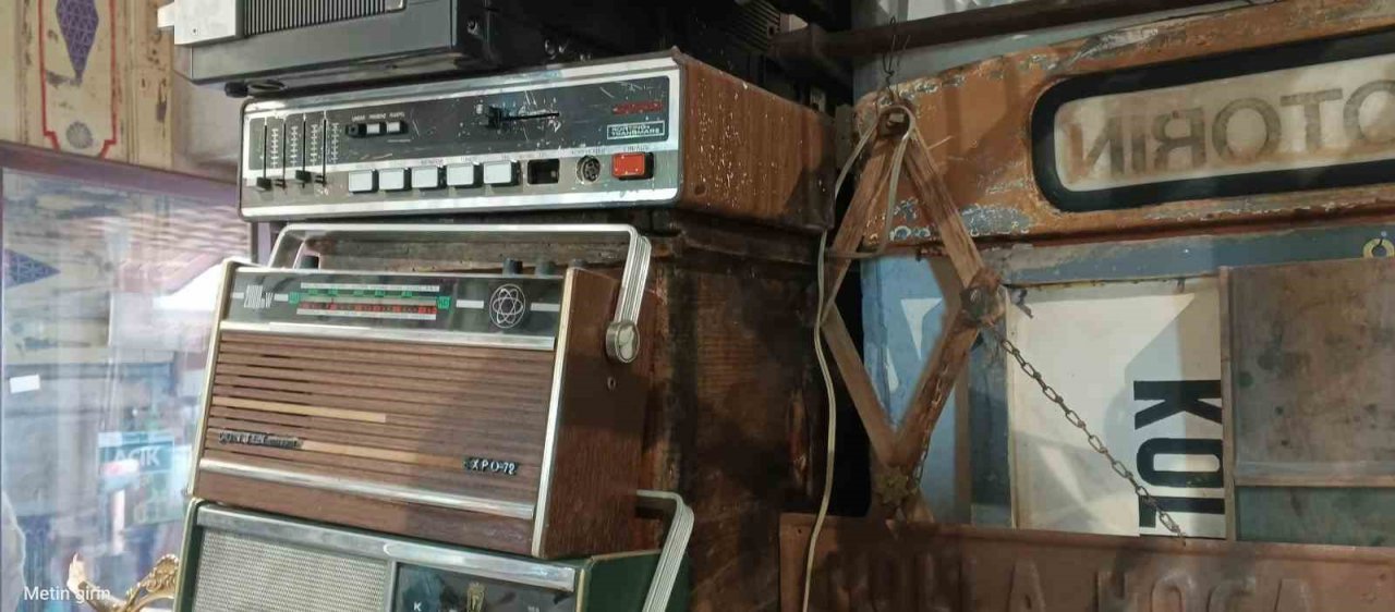 Tarihi çarşıda antikacı topluyor, cam ustası aslına uygun restore ediyor