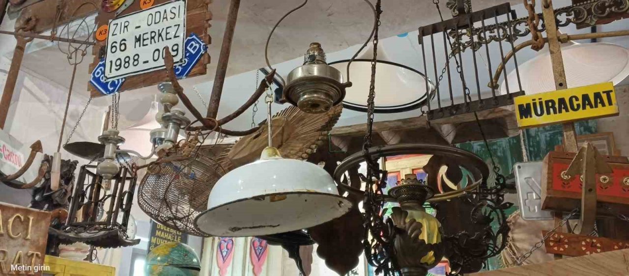 Tarihi çarşıda antikacı topluyor, cam ustası aslına uygun restore ediyor