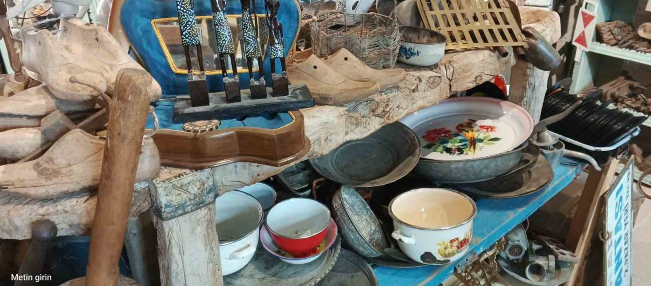 Tarihi çarşıda antikacı topluyor, cam ustası aslına uygun restore ediyor