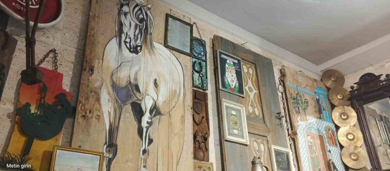 Tarihi çarşıda antikacı topluyor, cam ustası aslına uygun restore ediyor