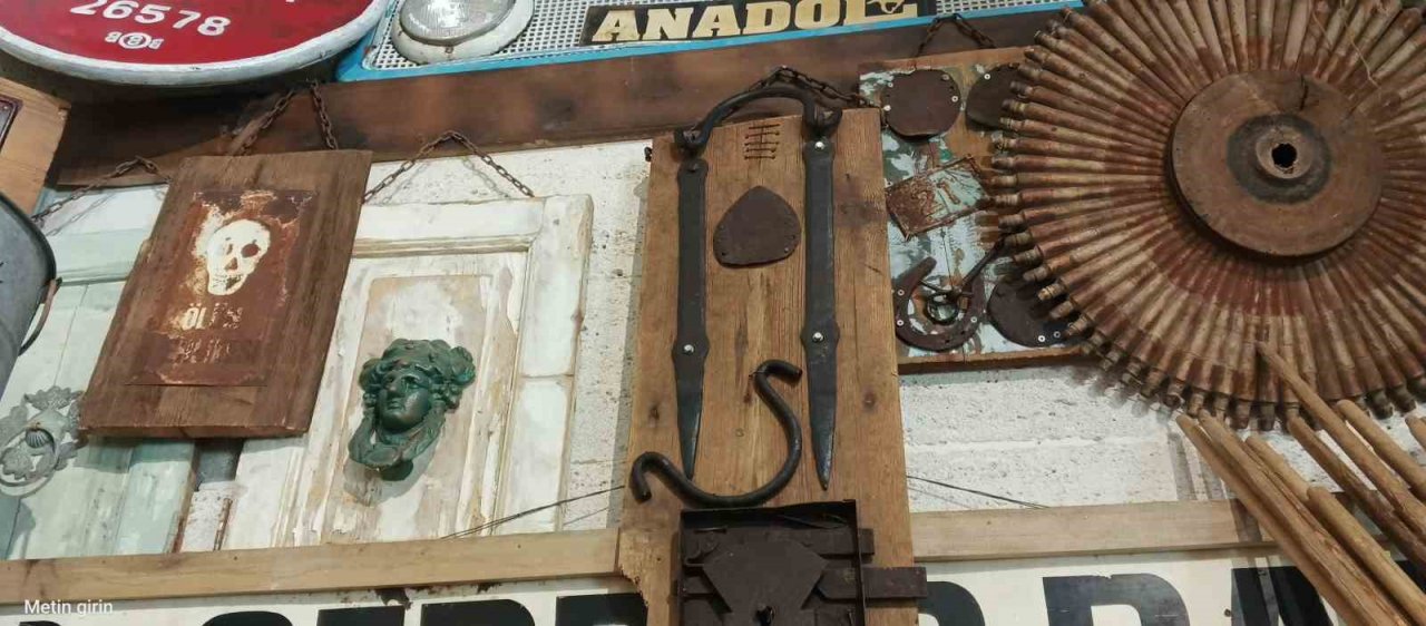 Tarihi çarşıda antikacı topluyor, cam ustası aslına uygun restore ediyor