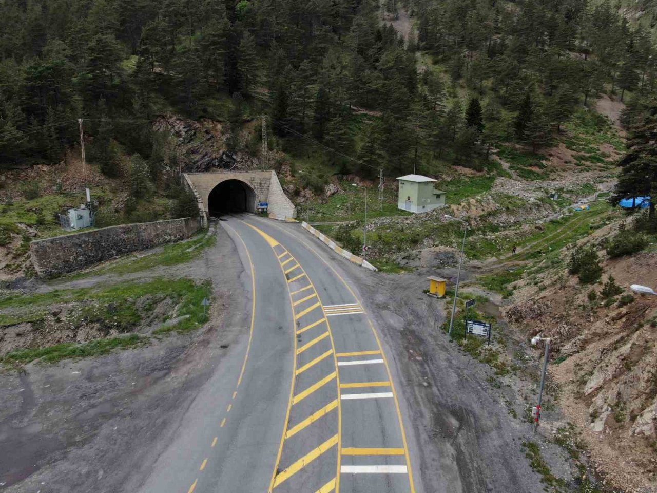 Her gün binlerce aracın geçiş yaptığı yol artık sessizliğe büründü