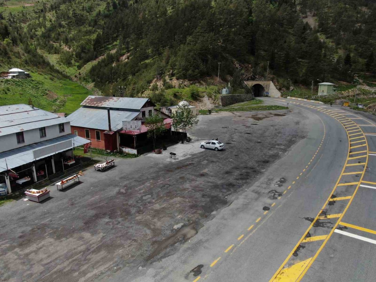 Her gün binlerce aracın geçiş yaptığı yol artık sessizliğe büründü