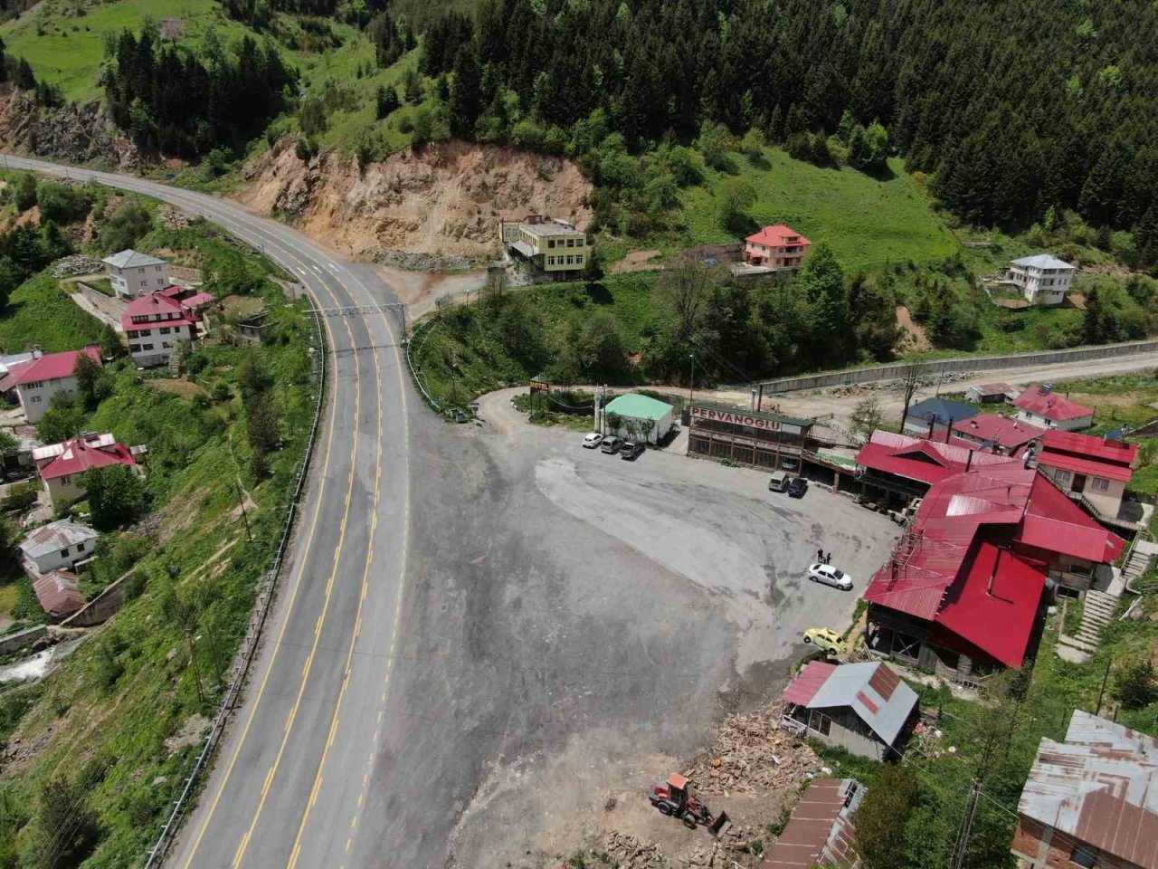 Her gün binlerce aracın geçiş yaptığı yol artık sessizliğe büründü