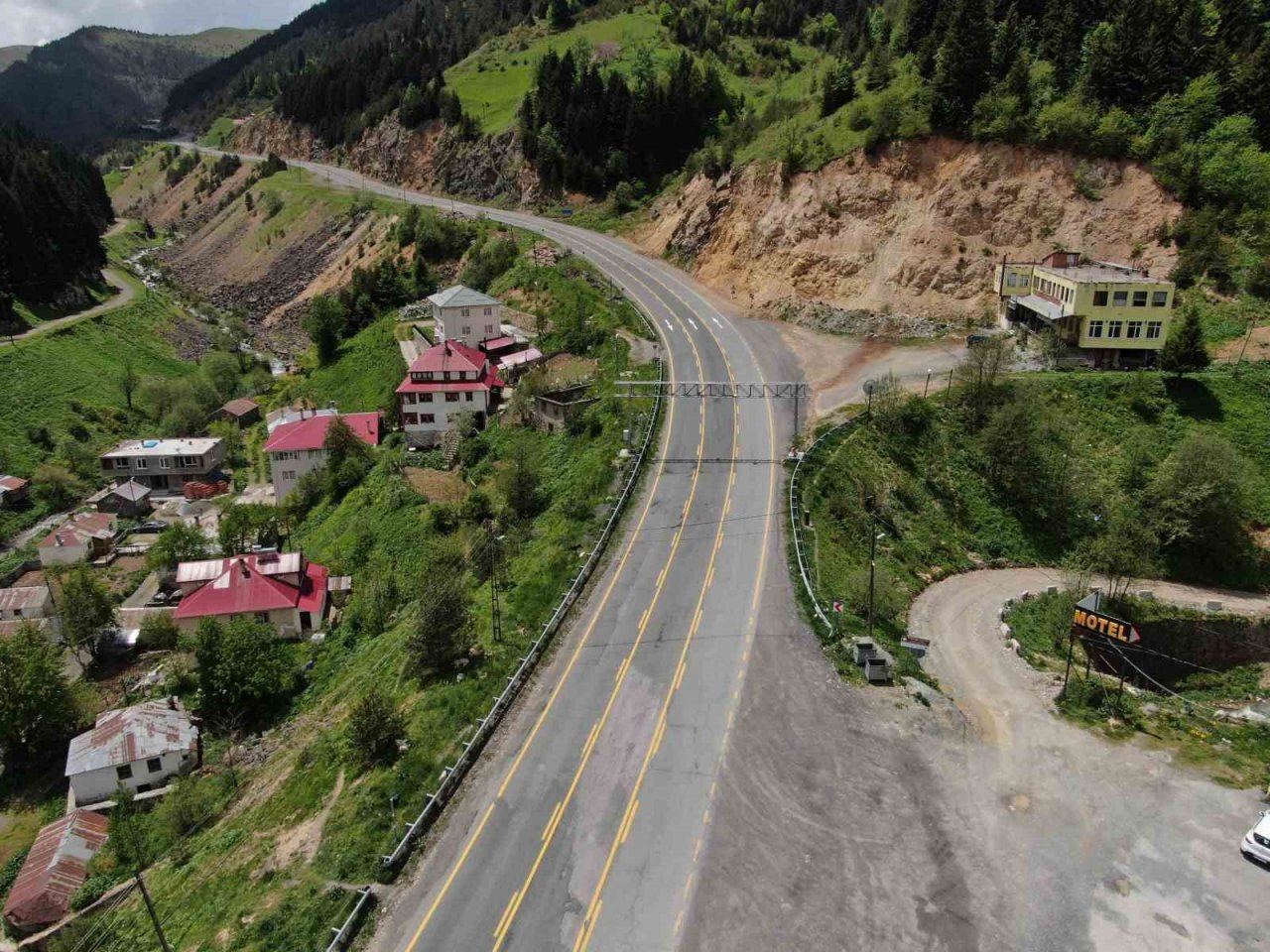 Her gün binlerce aracın geçiş yaptığı yol artık sessizliğe büründü