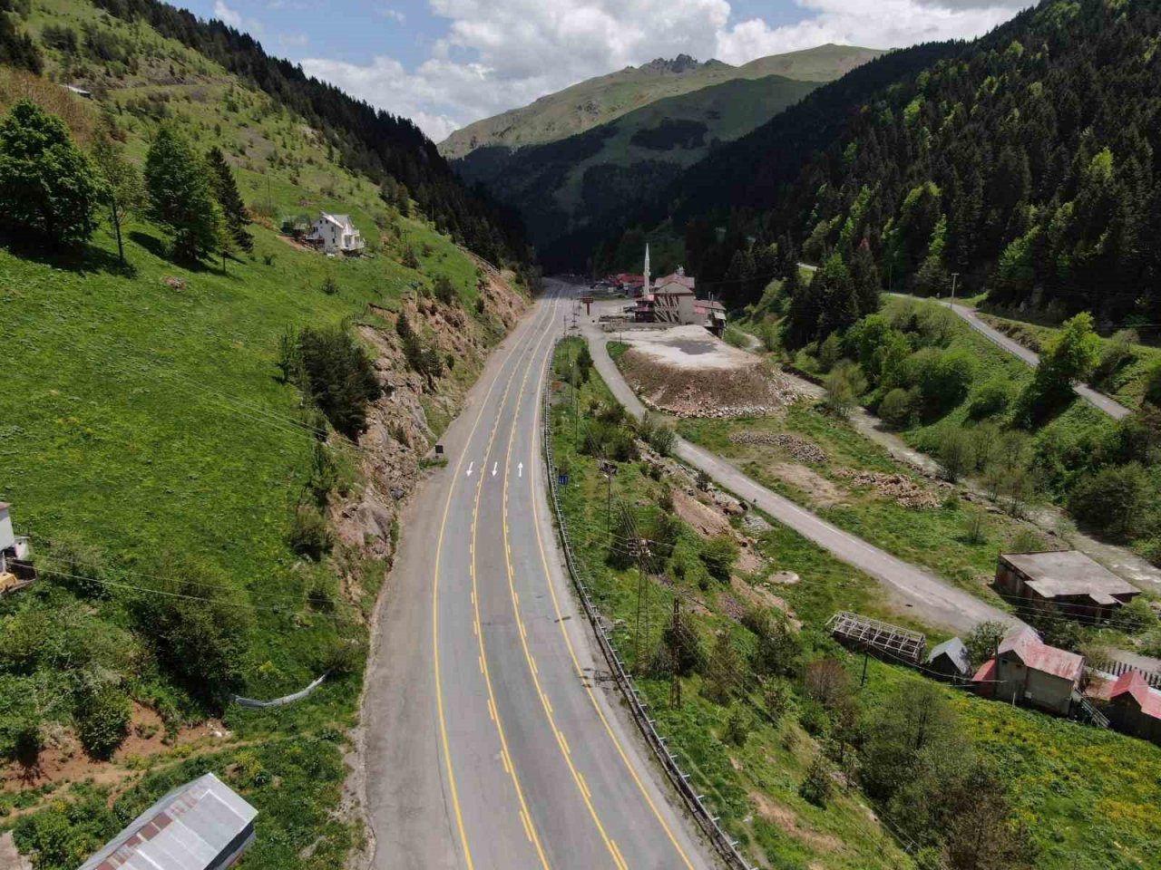 Her gün binlerce aracın geçiş yaptığı yol artık sessizliğe büründü